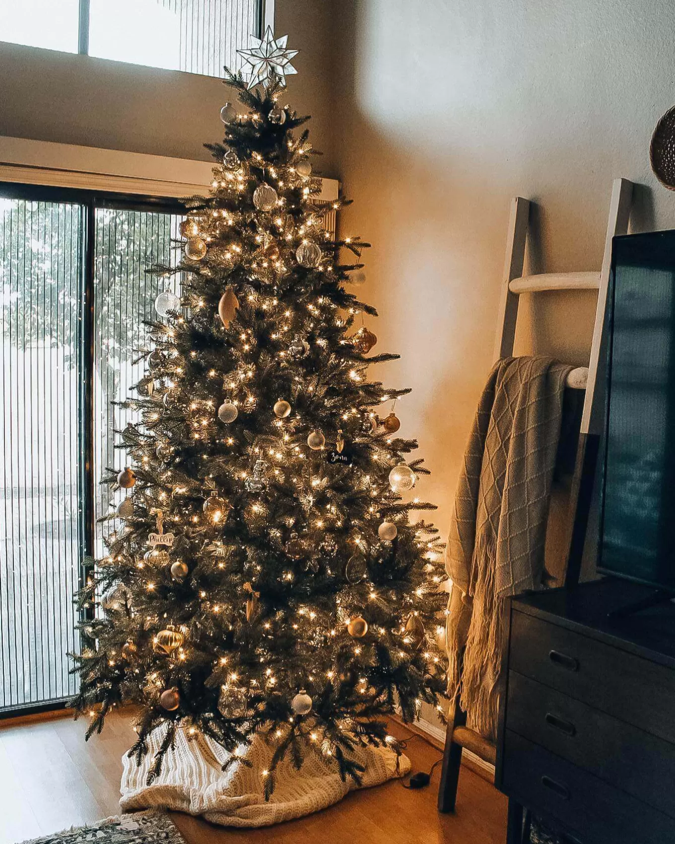 King Of Christmas 7.5' Alpine Fir Artificial Christmas Tree 800 Warm White LED Lights- Realistic | Full