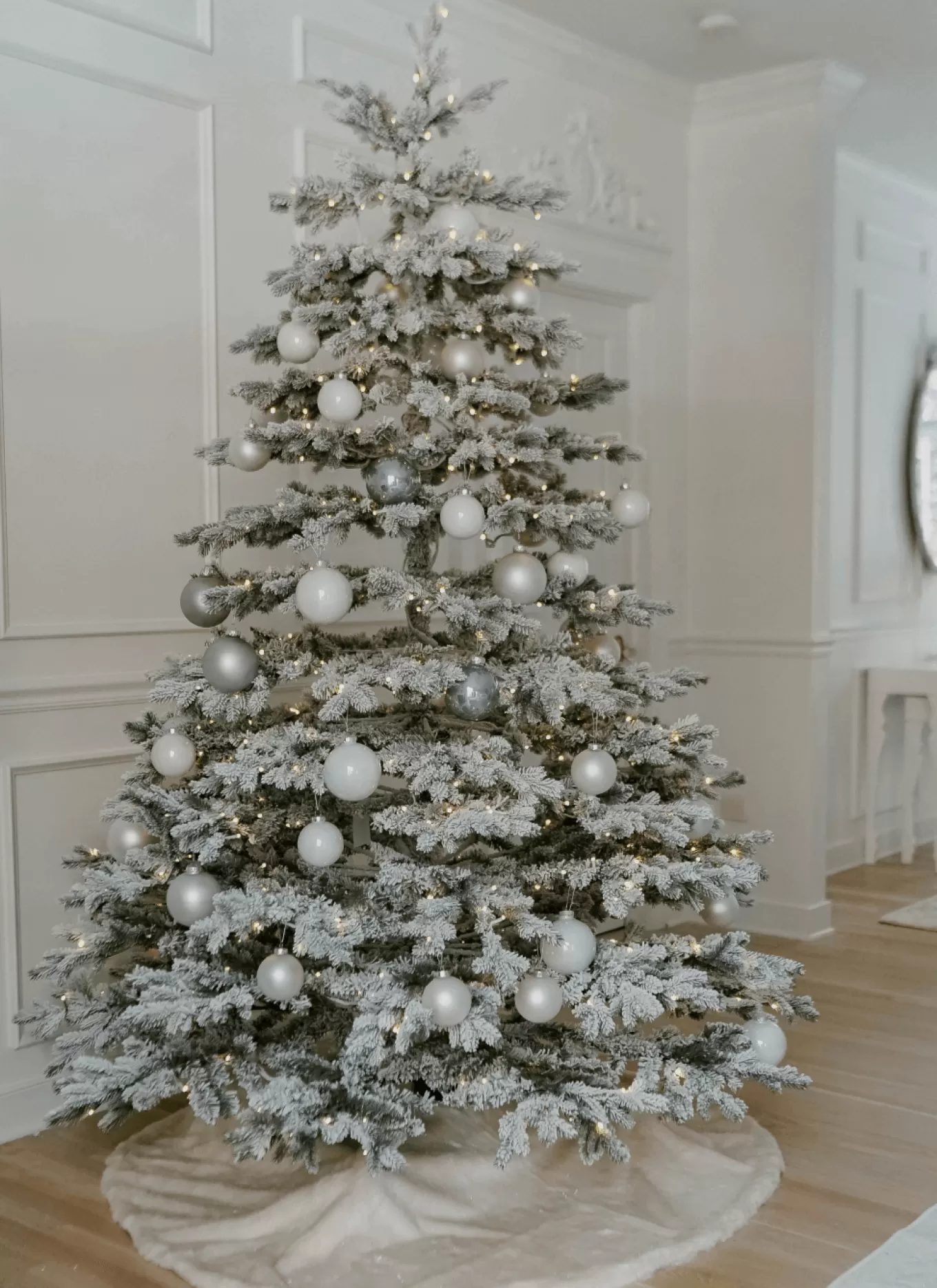 King Of Christmas 7.5' Rushmore Flock Artificial Christmas Tree 750 Warm White LED Lights- Realistic | Full
