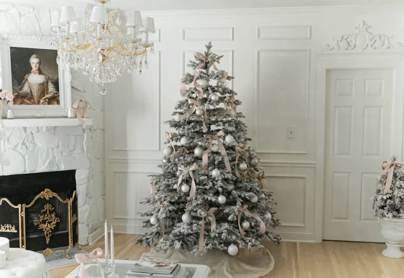 King Of Christmas 7.5' Rushmore Flock Artificial Christmas Tree 750 Warm White LED Lights- Realistic | Full