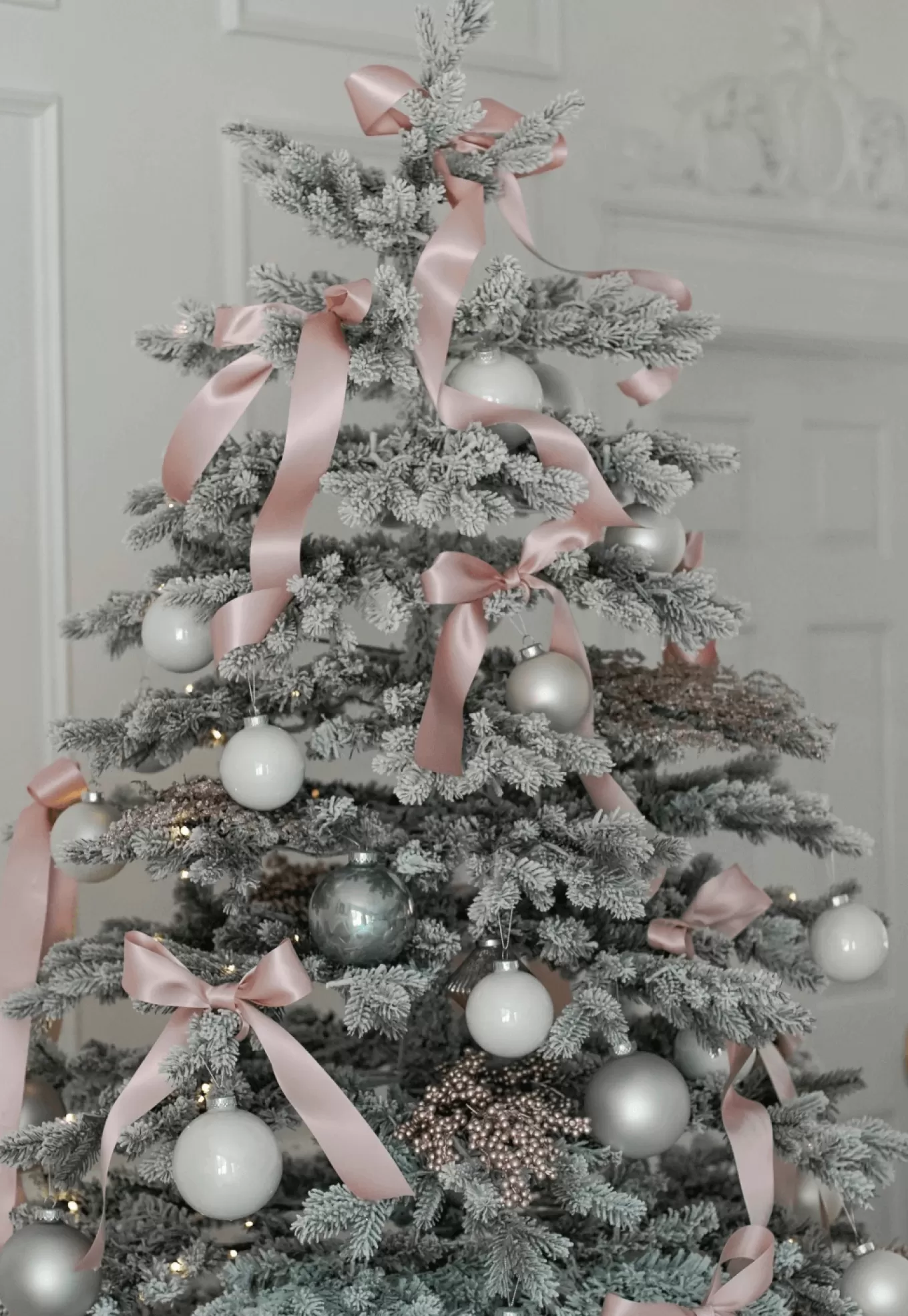 King Of Christmas 7.5' Rushmore Flock Artificial Christmas Tree 750 Warm White LED Lights- Realistic | Full