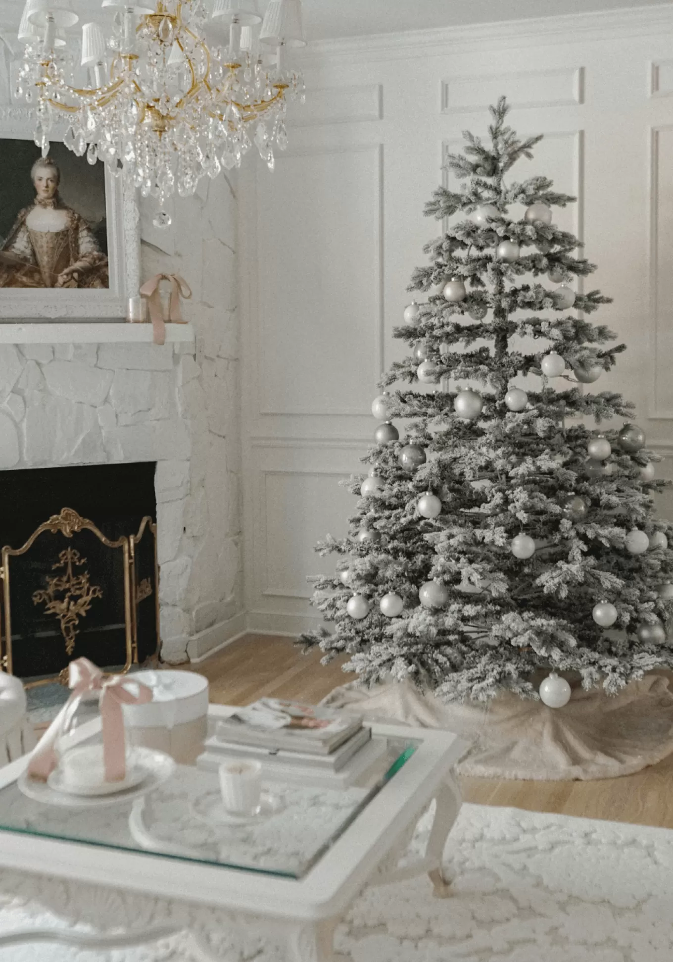 King Of Christmas 7.5' Rushmore Flock Artificial Christmas Tree 750 Warm White LED Lights- Realistic | Full