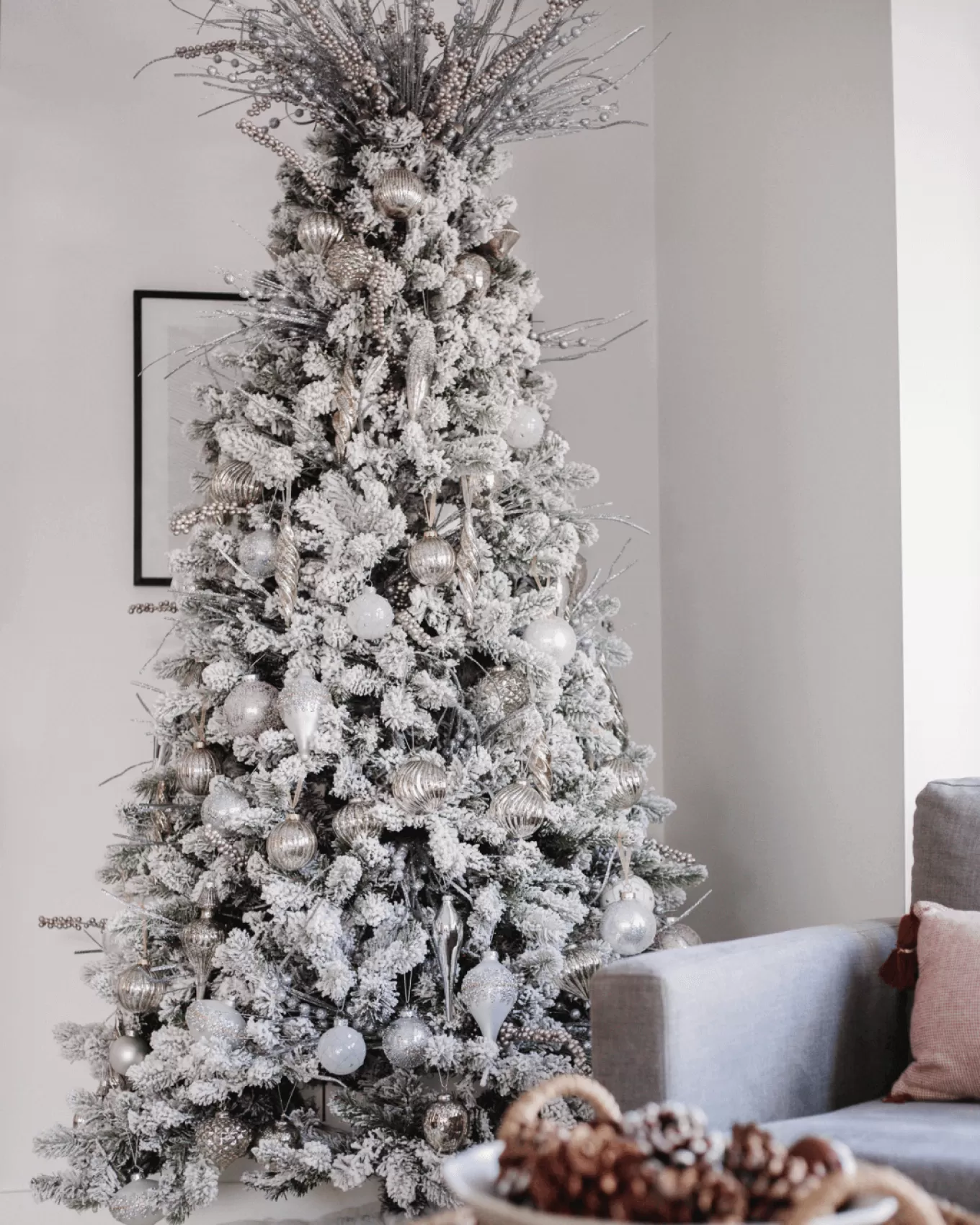 King Of Christmas Winter Frost 15-Piece Glass Ornament Set (White-Silver)- Ornaments | 15 Pack